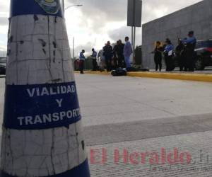 Las autoridades investigan la muerte del moticiclista para determinar como sucedieron los hechos. Foto: Estalin Irías/El Heraldo.