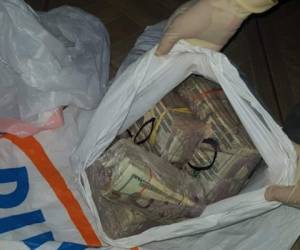 El dinero estaba dentro de una bolsa blanca en ocho paquetes. Foto: EL HERALDO