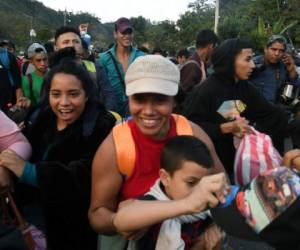 La mayoría de los migrantes son hombres jóvenes, pero también van adultos mayores, mujeres y niños, algunos en brazos. foto: Agencia AFP