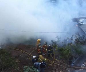 Momento en el que los miembros del Cuerpo de Bomberos intentan sofocar el fuego.