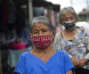 Juana Choc, de 86 años, hace fila para recibir una comida gratis en el barrio de Peronia, en Villa Nueva, Guatemala, ante la crisis por la pandemia. Foto: AP.