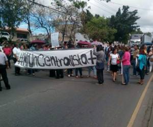 Estudiantes, docentes y padres de familia protestan este lunes por la muerte de una centralista.