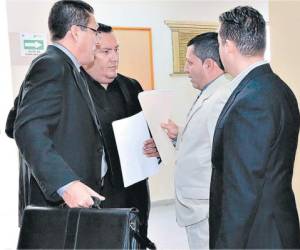 Luis y Omar Dubón, Carlos Chajtur y Rafael Pineda, abogados de los Valle, en la CSJ. (Foto: EL HERALDO)