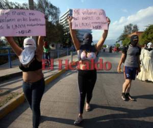 Estudiantes desfilaron semidesnudas por el alma máter, en protesta por la violación de la alumna de UNAH-VS. (Foto: El Heraldo Honduras)