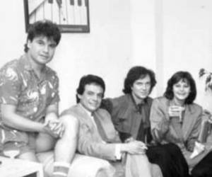 La imagen, tomada en blanco y negro en 1984 para la inauguración de las nuevas oficinas de Ariola, en Los Ángeles, Estados Unidos. De izquierda a derecha: Juan Gabriel, José José, Camilo Sesto y Rocío Dúrcal.