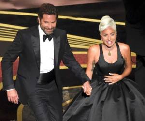 Lady Gaga y Bradley Cooper se mostraron muy románticos tras el lanzamiento de la cinta 'Nace una estrella'. Foto: AP.