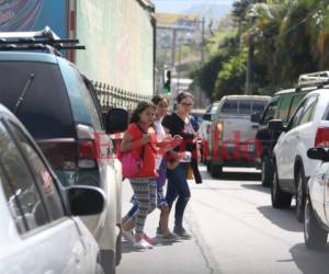 A diario, cientos de transeúntes exponen sus vidas al tener que cruzar las peligrosas calles capitalinas, por falta de puentes o cultura vial. Foto: Efraín Salgado/EL HERALDO