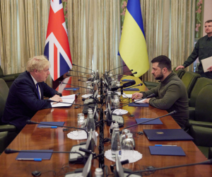 Un miembro del gabinete de Zelenski colgó en Facebook una foto en la cual se ve a Johnson vestido con un traje oscuro, sentado frente al presidente ucraniano.