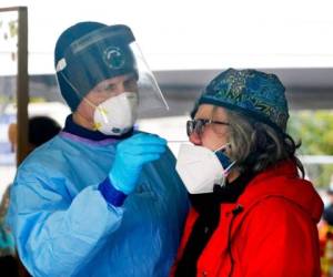 El repunte está provocando que los gobernadores y alcaldes de todo el país emitan órdenes de uso de mascarillas, limiten el tamaño de las reuniones privadas y públicas de cara al Día de Acción de Gracias. Foto: AP