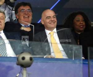 El presidente de la FIFA, Gianni Infantino (centro-derecha) observa la final de la Liga de Campeones, entre Real Madrid y Liverpool, realizada el 26 de mayo de 2018, en Kiev (AP Foto/Pavel Golovkin).