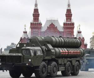 Misiles antiaéreos de medio y largo alcance S-400 rusos. Putin advirtió que Rusia iba a desplegar misiles capaces de alcanzar 'territorios donde se encuentran los centros de decisión', en respuesta al despliegue por parte de Estados Unidos de nuevos sistemas en Europa. Foto: AFP
