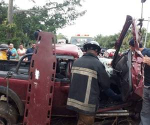 Momento en el que los bomberos auxiliaban a los accidentados.