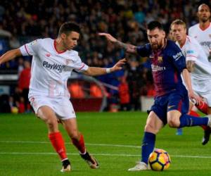 Messi trata de eludir a la defensa del FC Barcelona.