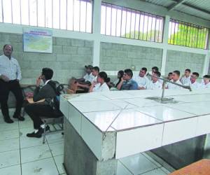 Los estudiantes se desplazan todos los días a los destazaremos o aboneras para recibir clases.