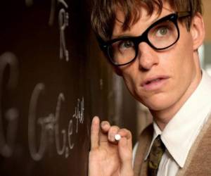 Eddie Redmayne interpretó perfectamente al astrofísico Stephen Hawking.