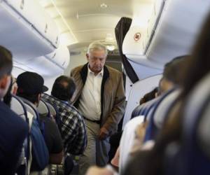 El presidente mexicano Andrés Manuel López Obrador cuando abordó un vuelo comercial con destino a Culiacán en frebrero de este año. Foto:AFP