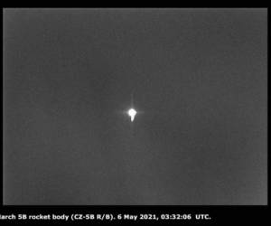 Imagen del cohete chino Long March 5B que fue captada por el telescopio Elena, localizado en Italia.