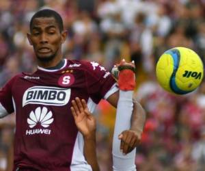 El jugador del Deportivo Saprissa Jerry Bengtson compite por la pelota con Junior Díaz del Club Sport Herediano durante la final del Campeonato de Fútbol de Costa Rica. Foto AFP