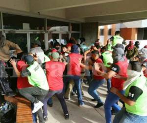 Los miembros del MEU y un grupo de seguridad contratados por la UNAH se fueron a los golpes. Foto Alex Pérez/EL HERALDO