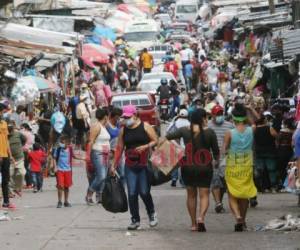 En la zona de los mercados de Comayagüela se observa la presencia de cientos de capitalinos que acuden a realizar sus compras. Foto: Efraín Salgado/ EL HERALDO.