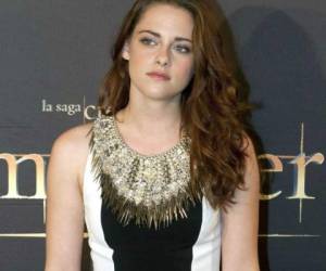 Sin pensarlo dos veces, la talentosa Kristen Stewart se quitó los zapatos en plena alfombra roja.