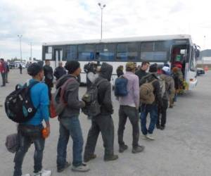 Los integrantes de la caravana migrante abordan la unidad de transporte que los llevará a Piedras Negras. Foto: Milenio.com/Luis López/Twitter.