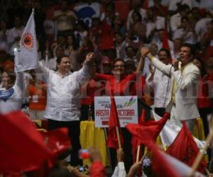 Salvador Nasralla fue nombrado oficialmente como candidato presidencial de la alianza de oposición el domingo pasado. Guillermo Valle (Pinu) y Xiomara Castro (Libre) lo acompañan como designados presidenciales. Foto: David Romero / EL HERALDO.