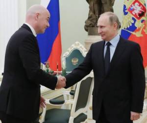 Gianni Infantino junto a Vladimir Putin juntos en Rusia 2018. (AP)