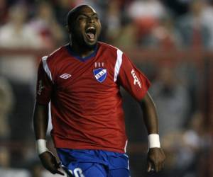 En esta foto de archivo tomada el 16 de marzo de 2011, el delantero Santiago García, de la Nacional de Uruguay, celebra tras anotar un gol ante Argentinos Juniors. Foto AFP