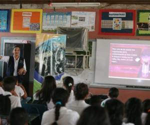 Charlas de MiAmbiente en el CEB San Miguel de Heredia.