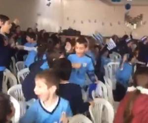 Los niños de una escuela de Montevideo no ocultaron su emoción tras el gol de José María Giménez ante Egipto al minuto 89. Foto: Redes Sociales
