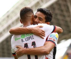 Alex López se abraza con un compañero de Alajuelense tras el triunfo ante Santos. Foto: Liga Deportiva Alajuelense.