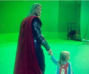 Chris Hemsworth junto a su hijo en un set de grabación.