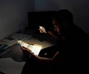 En Caracas la luz regresó paulatinamente durante la madrugada del miércoles, mientras en regiones del oeste del país seguían reportando problemas. FOTO: AFP