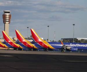 Boeing 737 Max 8 aviones de pasajeros se sientan en la pista del Aeropuerto Internacional Phoenix Sky Harbor el 13 de marzo de 2019 en Phoenix, Estados Unidos. Estados Unidos ha seguido a países de todo el mundo y ha puesto a tierra todos los aviones Boeing 737 Max tras el accidente de un 737 Max 8 de Ethiopia Airlines.