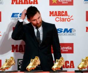 Leo Messi recibiendo su cuarta Bota de Oro. (Foto: AFP)