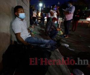 Felipe Gonzales reposa en un adoquín durante el día y la noche mientras espera información de su primo, solo le acompañan sus maletas. Foto: Emilio Flores/El Heraldo