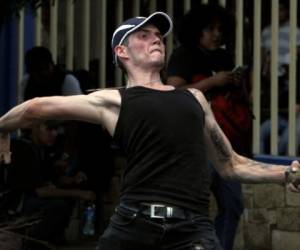 Estudiantes se enfrentan con la policía antidisturbios frente a la universidad de ingeniería durante una protesta contra las reformas del gobierno en el Instituto de Seguridad Social (INSS) en Managua. Foto AFP