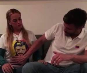 Leopoldo López acaricia el vientre de su esposa (Foto: Captura de video)