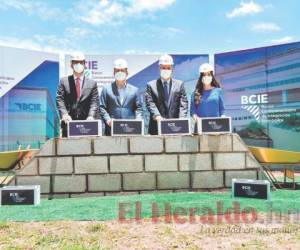 Autoridades del gobierno y del BCIE participan en la colocación de la primera piedra del anexo. Foto: El Heraldo