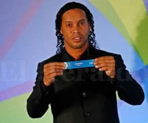 El astro brasileño Ronaldinho al mostrar el nombre de nuestro país en el sporteo.