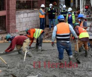 En cada proyecto de construcción se debe respetar un protocolo de bioseguridad para asegurar que los empleados no se expongan a contagios por covid-19. Foto: Anibal Vásquez/El Heraldo