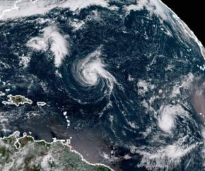 Esta imagen de satélite NOAA / RAMMB muestra la tormenta tropical Helene en la costa de África, la depresión séptica 9 y tormenta tropical Florence. El Centro Nacional de Huracanes de EE. UU. Pronostica que Florencia se fortalecerá. (Foto: AFP)