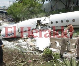 Un jet Gulfstream G200 se salió de la pista, en el costado norte, y se partió en tres pedazos. Foto Alex Pérez