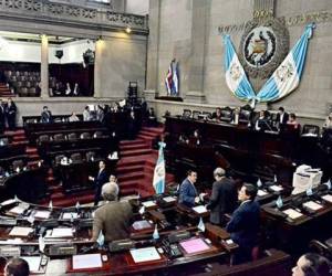 Revelan exorbitantes salarios de conserjes y secretarias en Congreso de Guatemala.