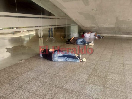 Los estudiantes fueron captados bien abrazados en los bajos del edificio alma máter de la UNAH.