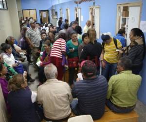 Los pacientes del centro asistencial se han presentado todos los días desde temprano para reclamar sus medicamentos.