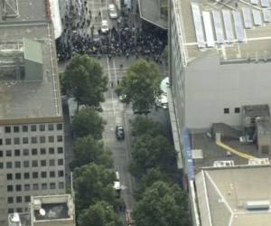 La policía disparó contra al atacante en el pecho y media hora después murió en el hospital. Foto AP