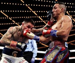 Ambos deportistas tuvieron golpes contundentes a lo largo de la pelea. Foto: Cortesía DAZN Boxing