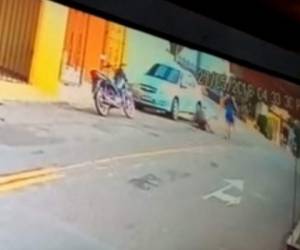 La víctima es un policía que fue sorprendido por su esposa. Foto captura YouTube